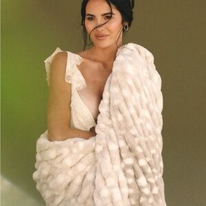 Luxurious Faux Fur Throw Blanket/Ivory Fawn/Size L/NEW! NIB! SEALED! Serene!!!